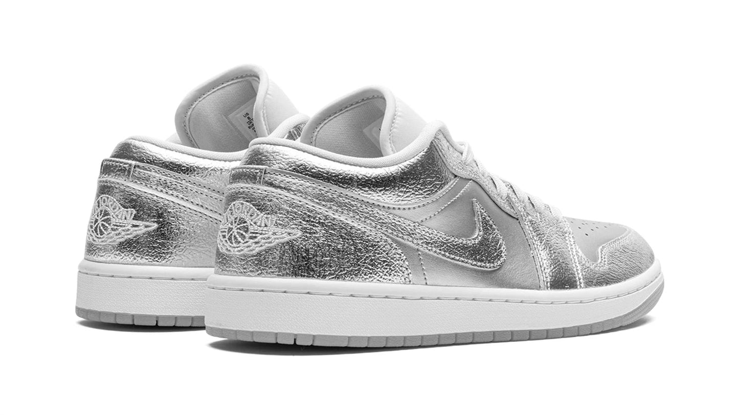 Jordan 1 Low SE WMNS "Metallic Silver"